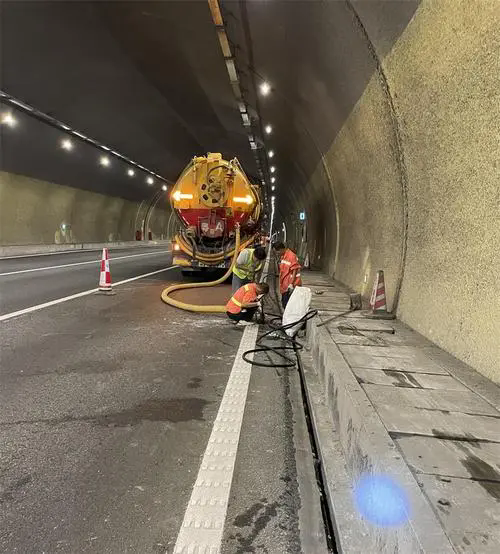 丰城隧道排水渠清淤